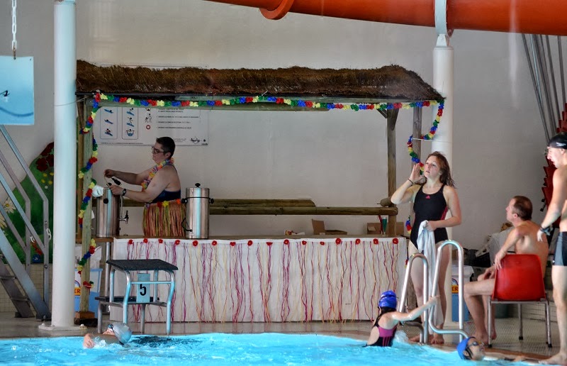 Actualites Mouscron Comines Comines 340 Nageurs Pour Le Petit Dejeuner Et Apero Au Bord De L Eau A La Piscine Aqualys