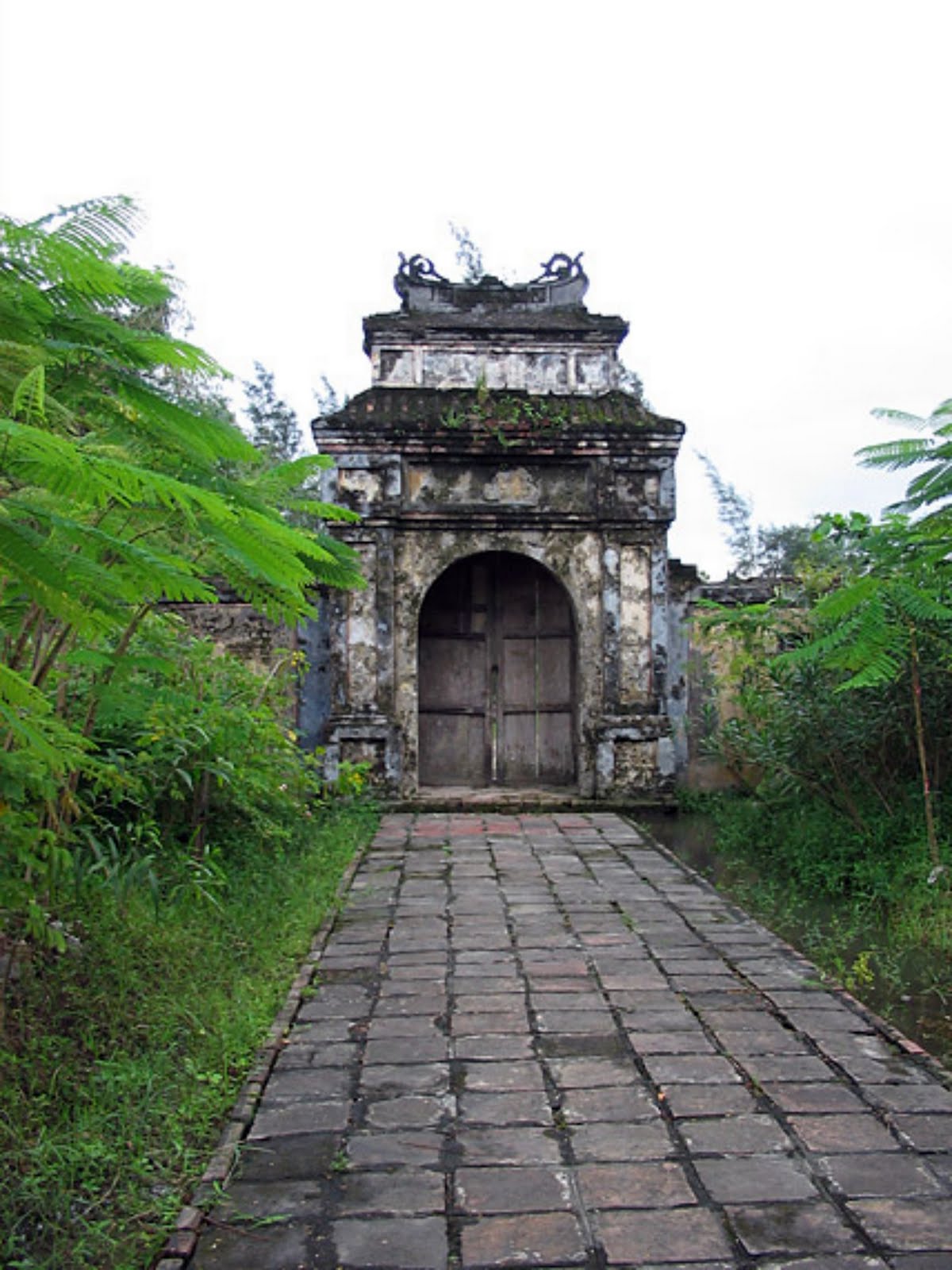 Imperial Tomb Of Duc Duc Hue Vietnam - Monuments Of Imperial Tomb Complex Of Hue Duc Duc imperial tomb of duc duc hue vietnam - monuments of imperial tomb complex of hue duc duc