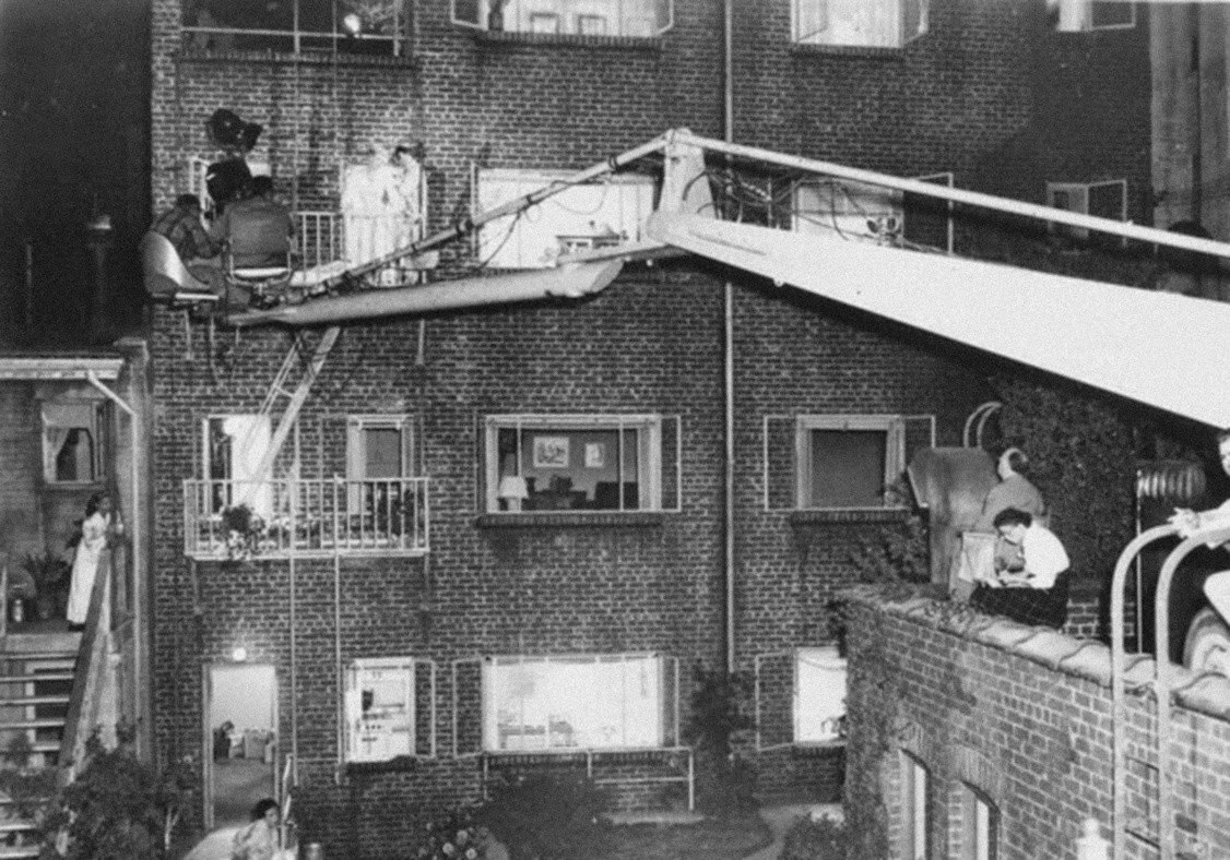 Rear Window Plot Summary - Shmoop: Homework Help, Teacher