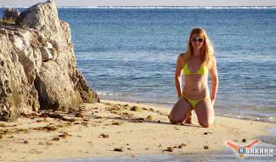 Фото рыжей девушки на пляже в бикини