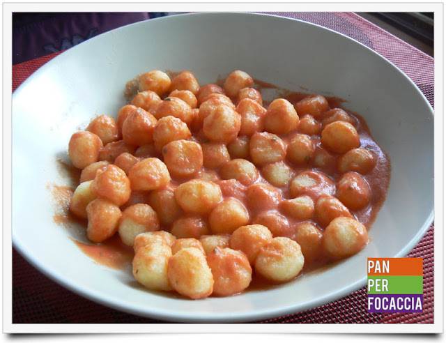 gnocchi alla crema di pomodoro e rosmarino