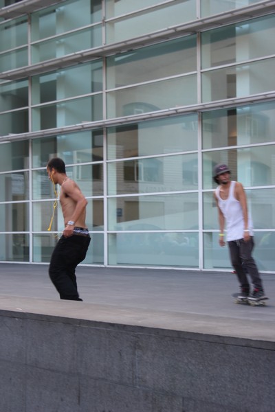 Deskorolkowcy pod MACBA w Barcelonie Barcelona Skaterzy