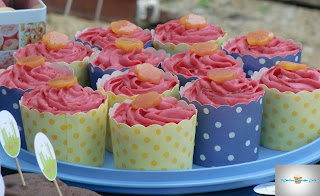http://cecilecupcakecafe.blogspot.de/2013/07/pfirsich-mandel-himbeer-cupcakes.html