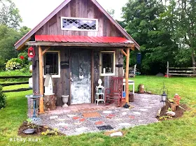 Now this is one little ritzy junk shed.. adorable! By Ritzy Rust, featured on I Love That Junk