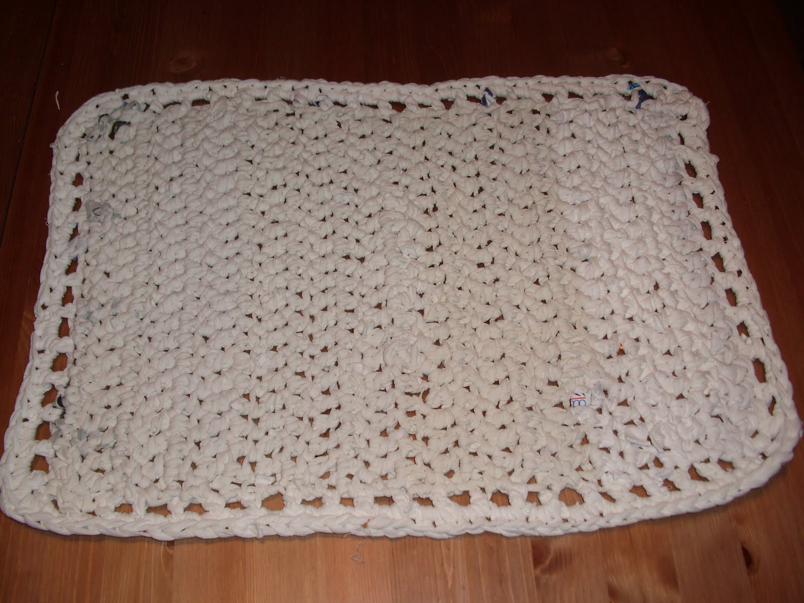 Tejiendo a maquina: Otra alfombra para el baño