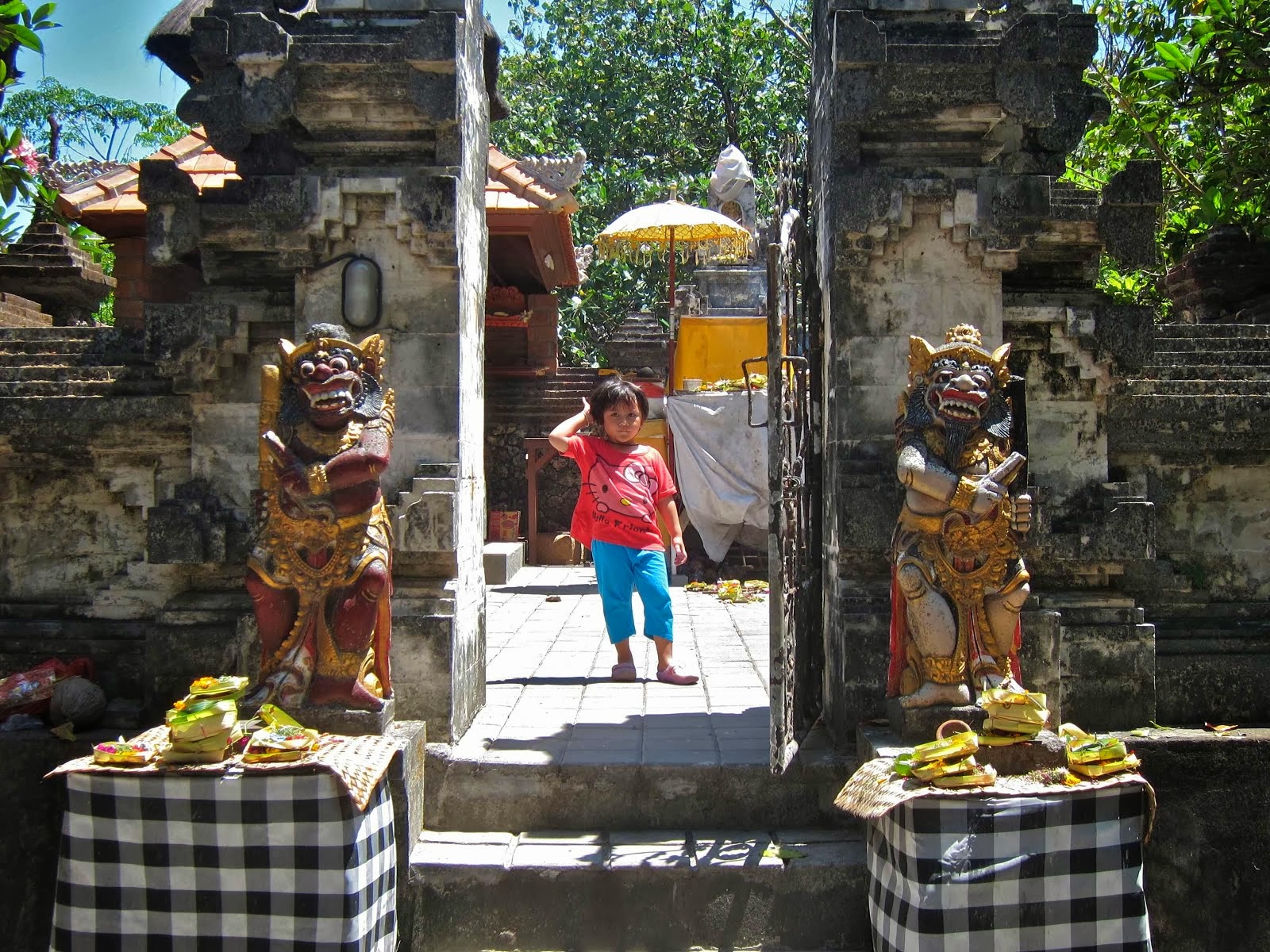 Enfant au temple à Denpasar
