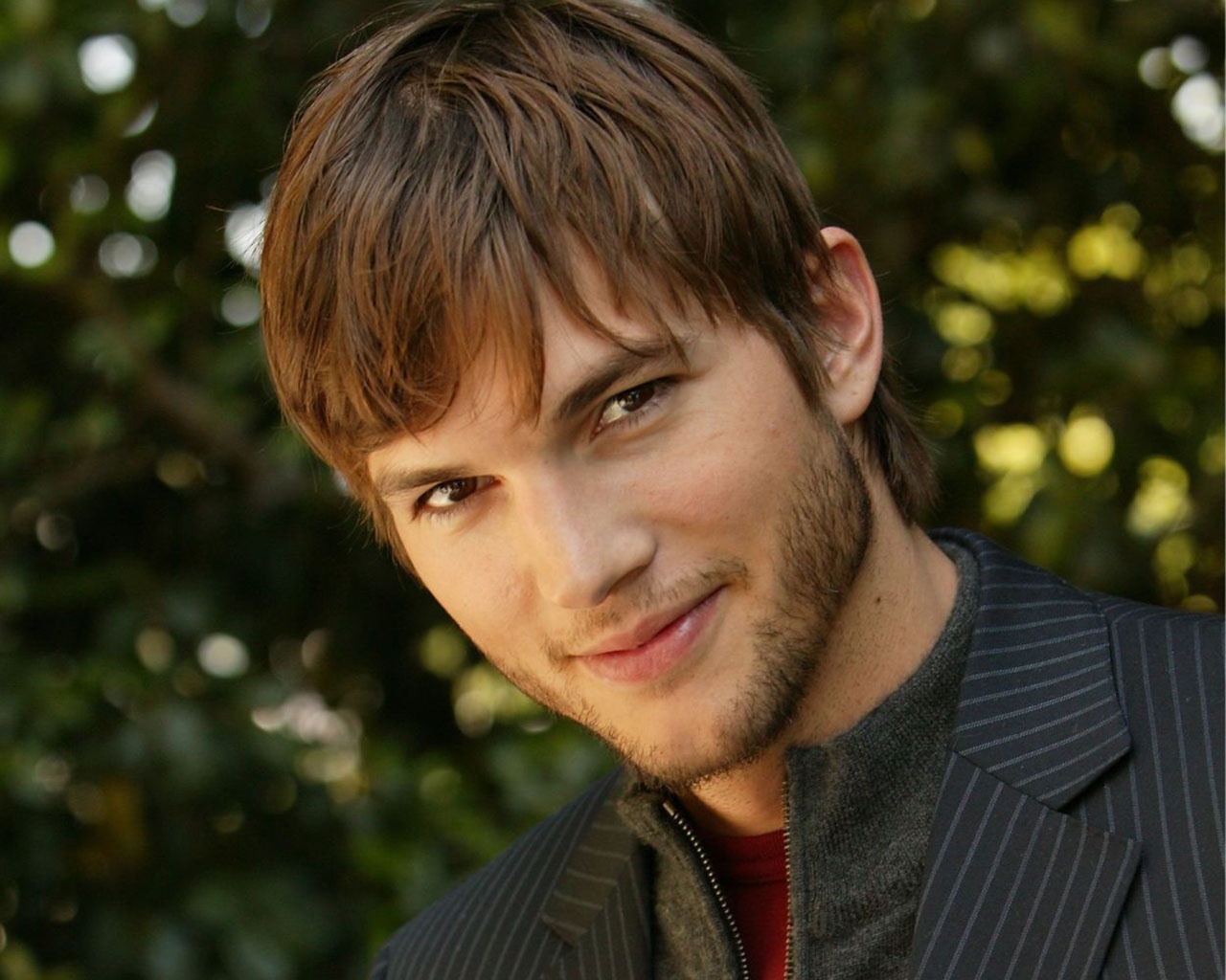 http://4.bp.blogspot.com/-mvOm6BJaJHU/UT8vg0OA4eI/AAAAAAAA2nc/XKpAoSGiIhE/s1600/ashton-kutcher-eyes.jpg