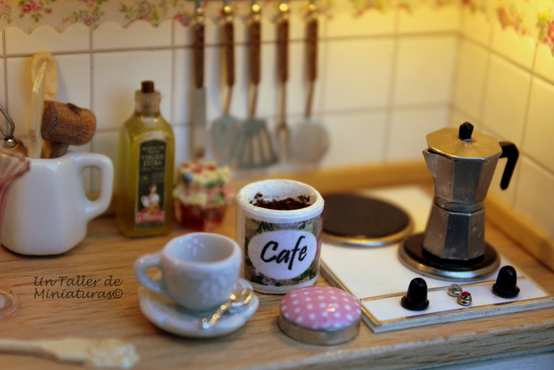 Un Taller de Miniaturas: Mi cocina armario/My cabinet kitchen