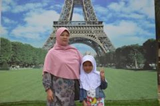 Ada Menara Eiffel dan Patung Merlion Singapura di Terminal Bus Bulupitu