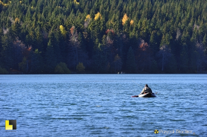 pêcheur sur le lac du bouchet photo pascal blachier