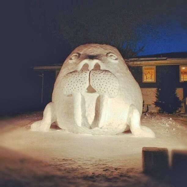 Hermanos construyen criaturas gigantes de nieve en su patio