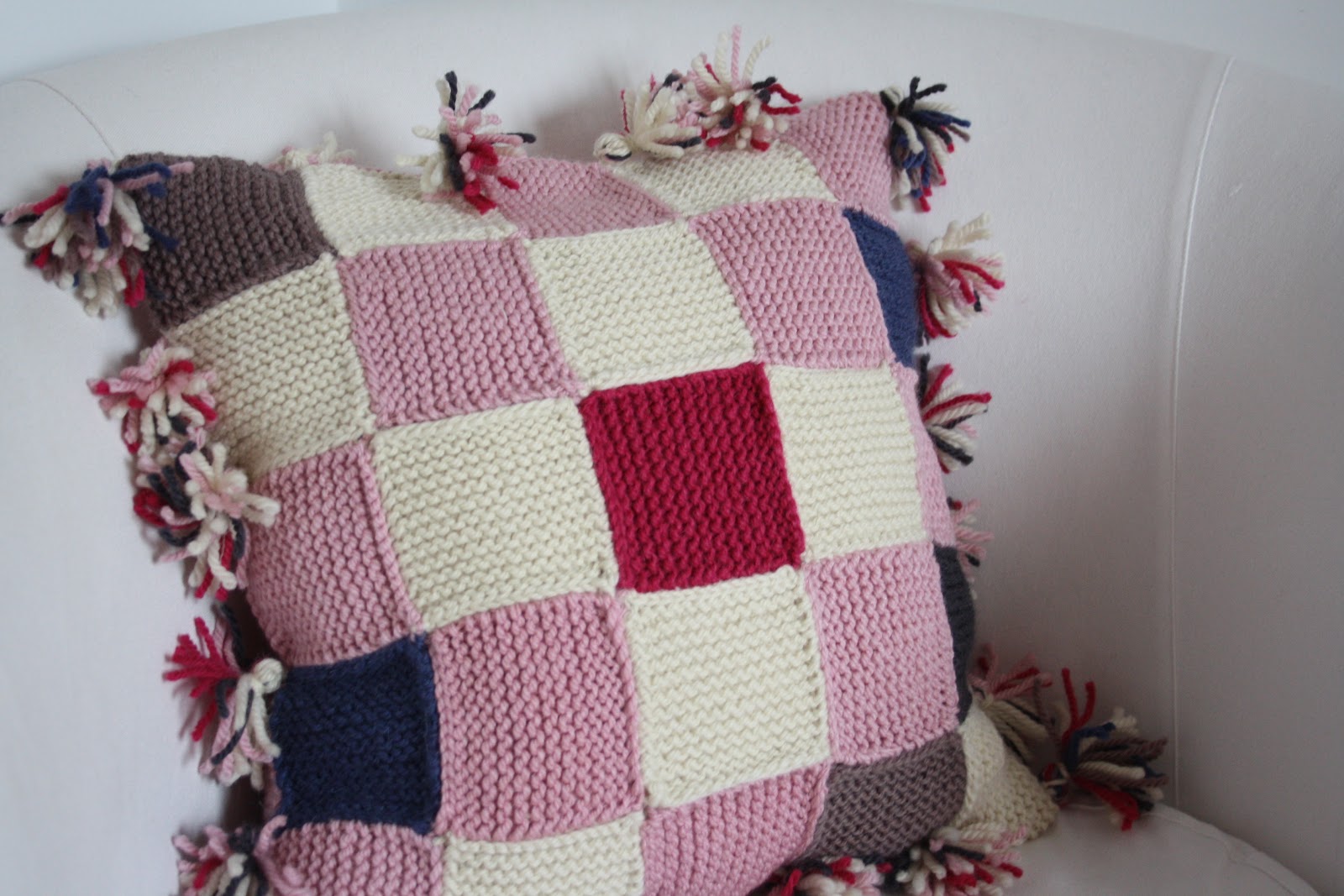 Tales from a happy house.: A Very, Very Simple Knitted Cushion