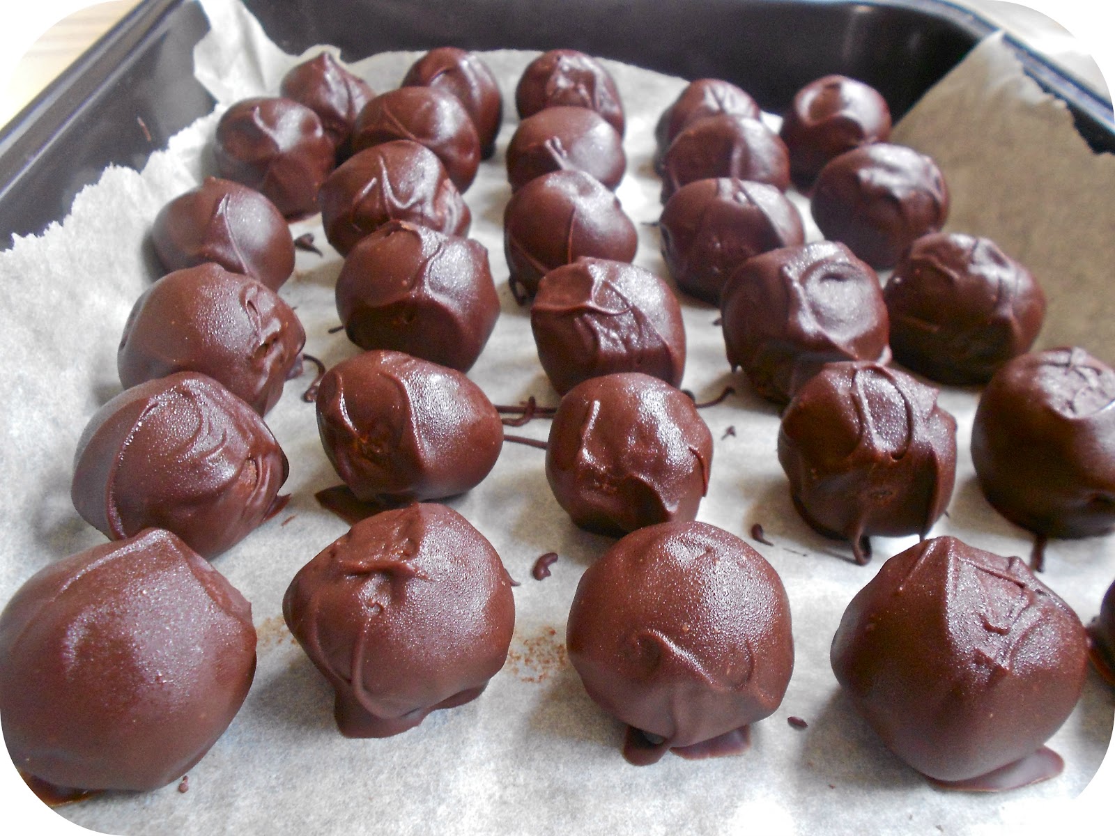 The Procrastobaker Rum, Baileys and Kahlua Truffles...boozy balls!
