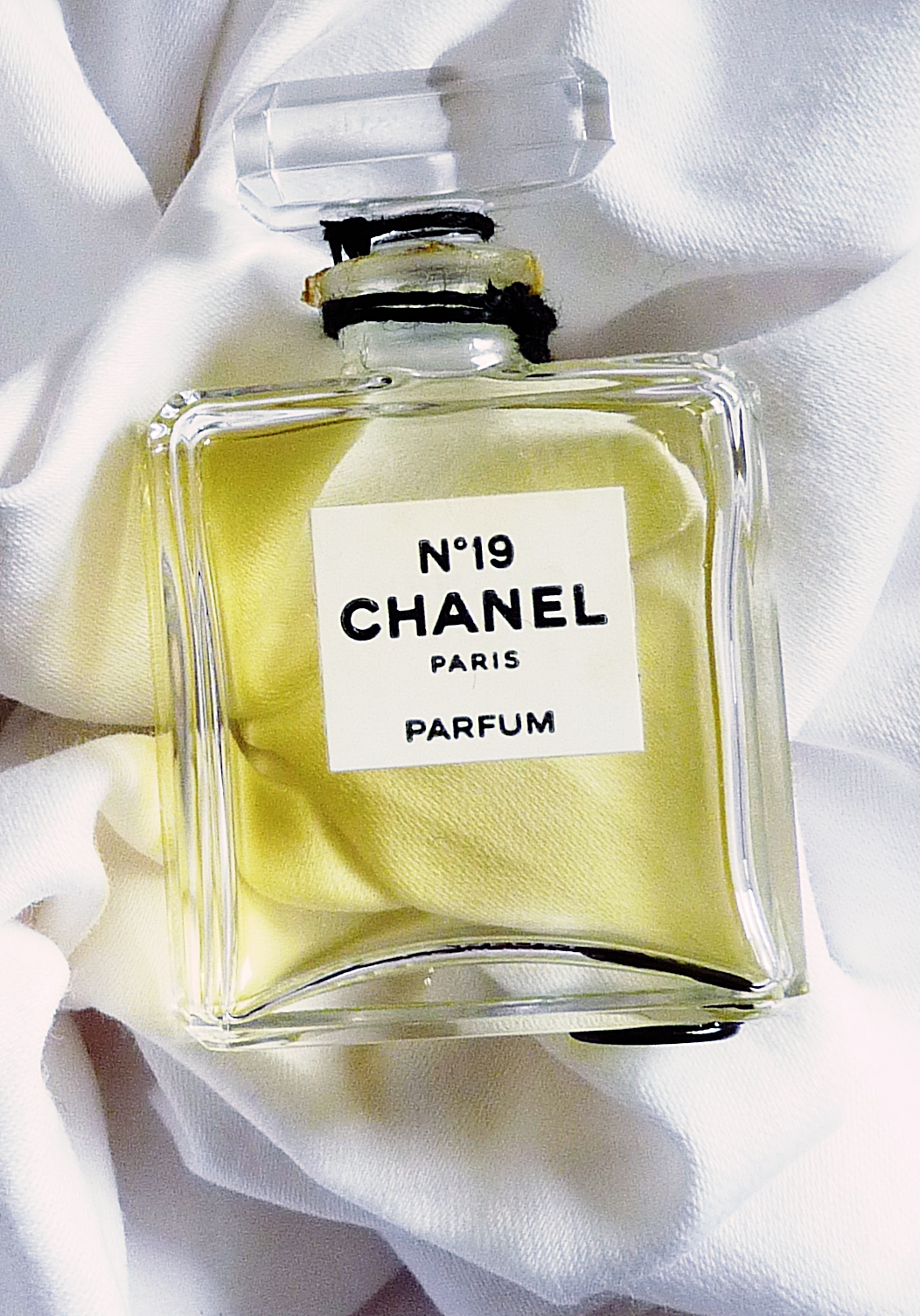 Perfumed Maze: Variations on perfume classics, part 5 (Chanel No. 19)