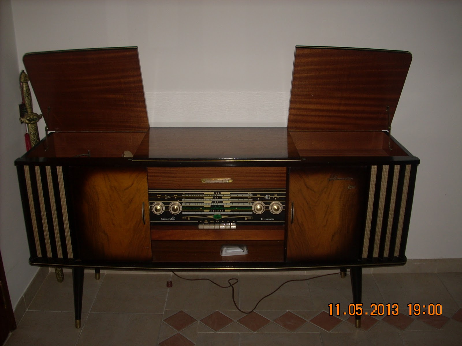 Omnia Ars Antiguidades / Velharias Móvel Rádio/Gira discos