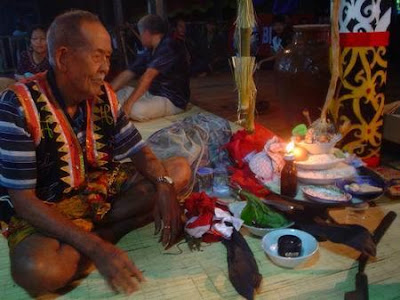 suku dayak infoluarbiasa.com