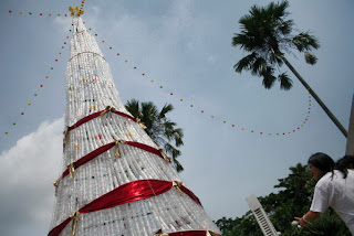Pohon Natal terbuat dari bahan sampah daur ulang yang pernah dibuat di sebuah gereja di Malang, Jawa Timur. (ANTARA/ARI BOWO SUCIPTO) Pohon Natal terbuat dari bahan sampah daur ulang yang pernah dibuat di sebuah gereja di Malang, Jawa Timur. (ANTARA/ARI BOWO SUCIPTO)