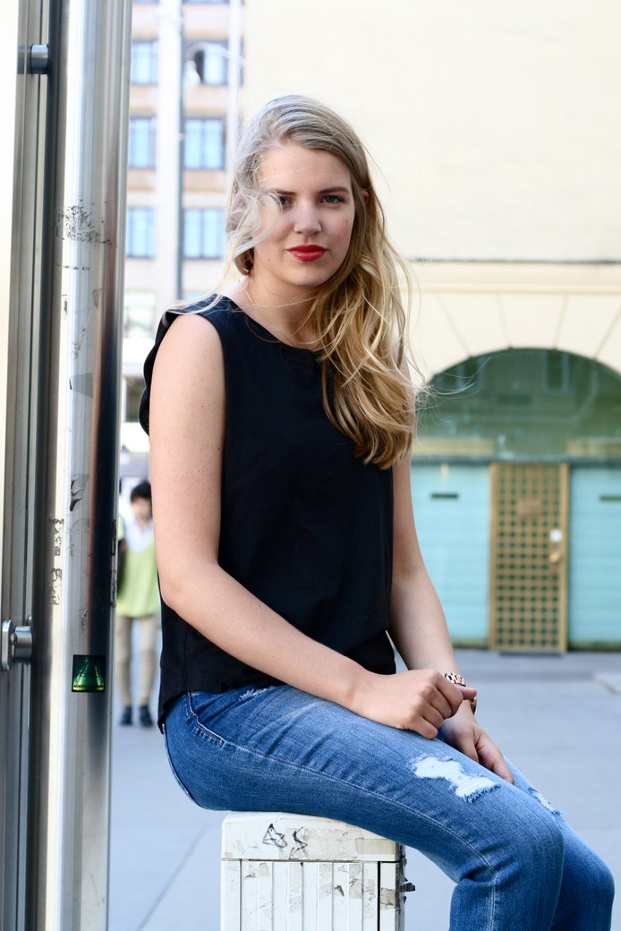 HIP TEENS WEAR BLUE JEANS AND LIPSTICK.