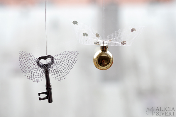 DIY the Golden Snitch and Flitwick's flying keys garland, tutorial by Alicia Sivertsson, 2015. Harry Potter Halloween party. DIY the Golden Snitch and Flitwick's flying keys garland, tutorial by Alicia Sivertsson, 2015. Harry Potter Halloween party idées, hogwarts, key, tulle, organza, lace, do it yourself, magic, skapa, skapande, kreativitet, fest, harry potterfest, den gyllene kvicken, flitwicks flygande nycklar, förtrollat, förtrollad, förtrollade, alicia sivert, aliciasivert, tyll, spets, julgranskula, julgranskulor, julkula, julkulor, christmas ornament, christmas ornaments, spare key, nyckel, nycklar, how to, gör det själv, pictorial