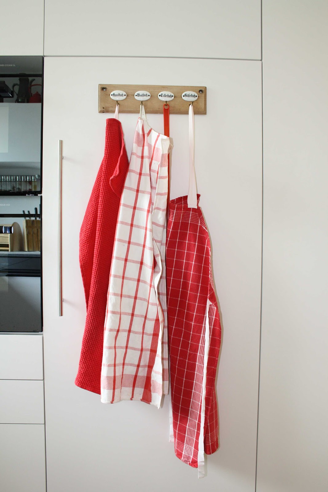 Küchenblog: Weisse Küche mit roter Dekoration