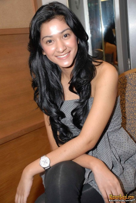 FOTO: Fanny Ghassani, Si Cantik "Suster Ngesot" 