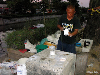 BUSCADORES DE ORO EN LOS CANALES DE BANGKOK. TAILANDIA