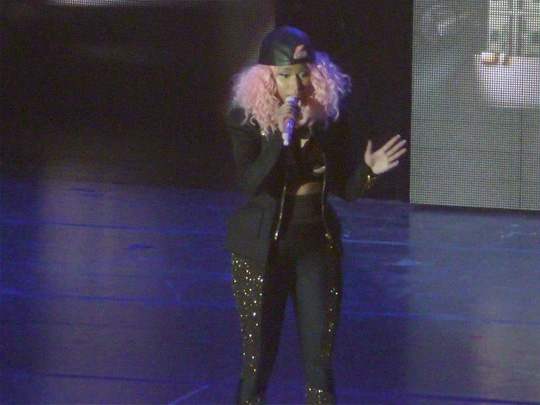 Nicki Minaj se apresentando na sua turnê Pink Friday Reloaded Nicki Minaj se apresentando na sua turnê Pink Friday Reloaded