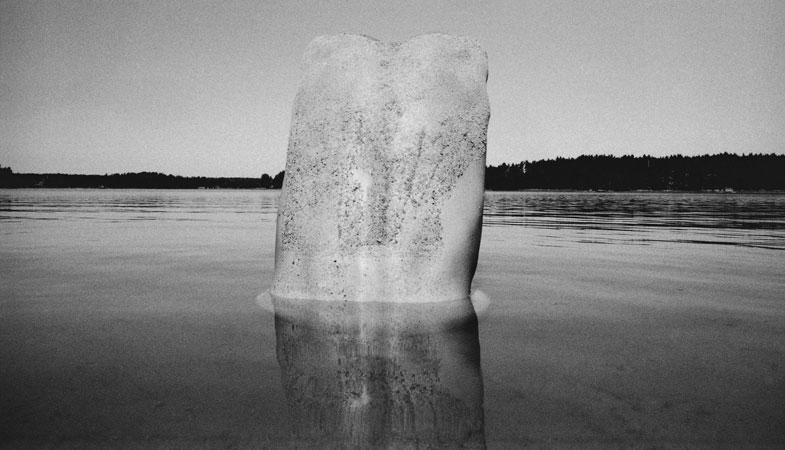 Arno Rafael Minkkinen fotografia corpo fundindo-se a paisagem