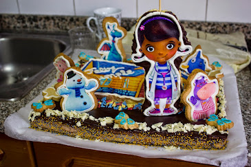 tarta doctora juguetes con galletas decoradas