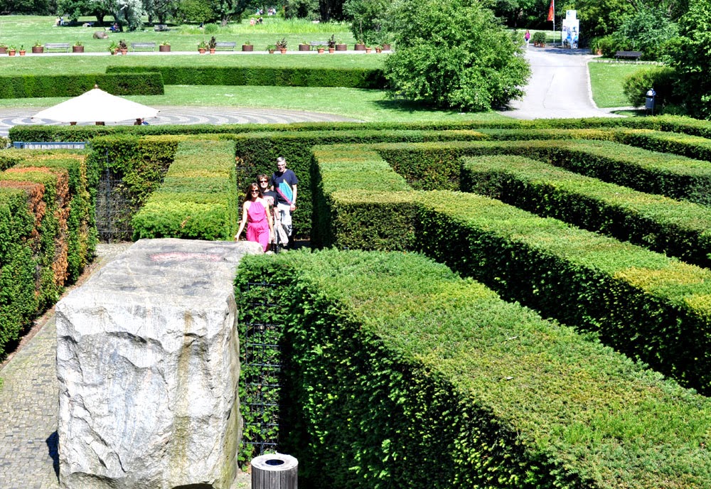 Labyrintissä Levottomat jalat labyrintissä