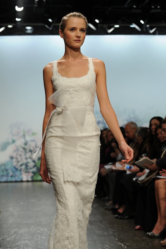 Monique_Lhuillier_Wedding_Dress_Scoop-neck_Lace