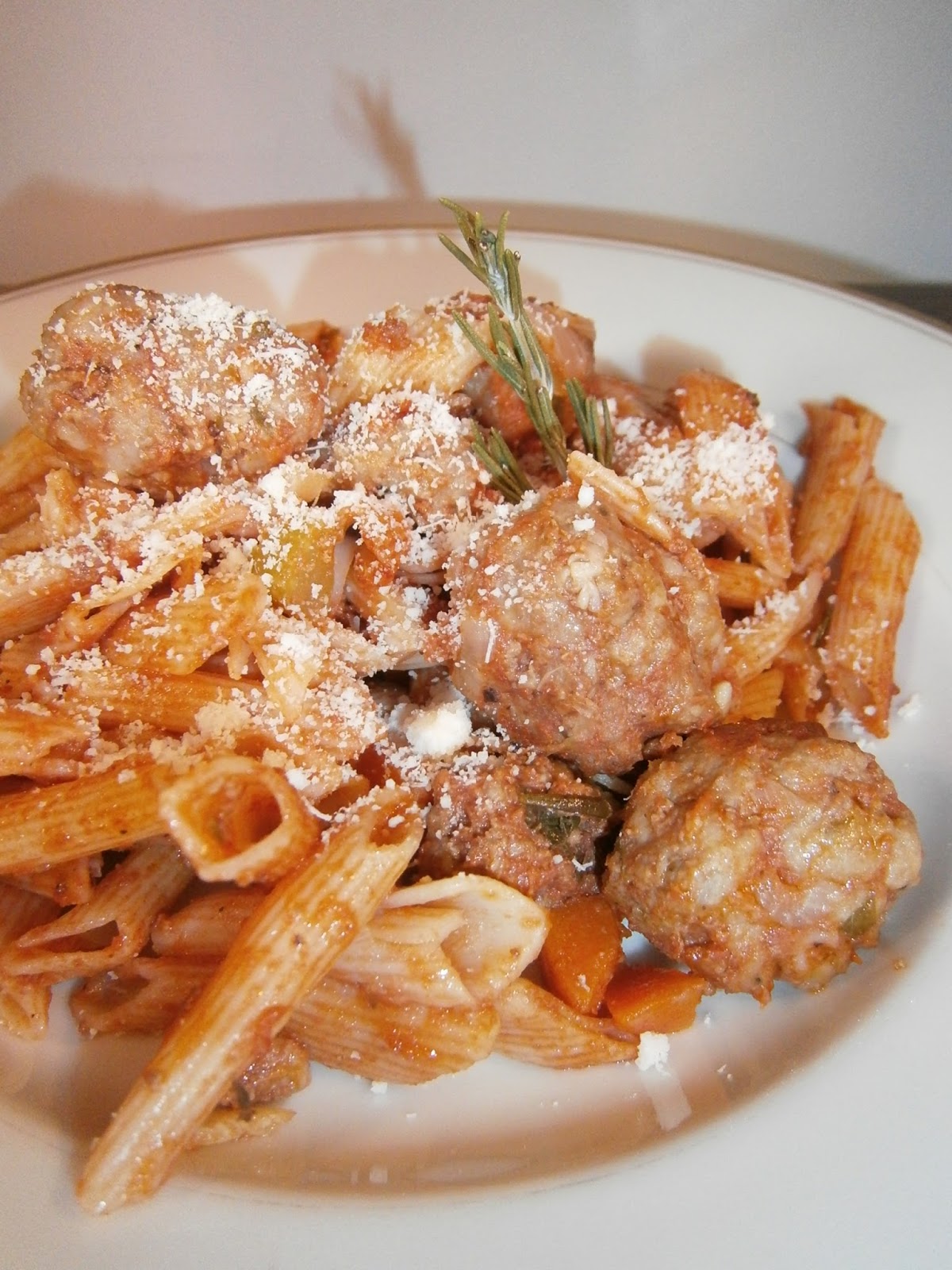 Délices d'une novice Pâtes, boulettes de viande et sauce tomate