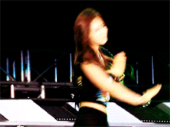 Yuri+SNSD+SMTOWN+2012+Dance+Battle+GIF+%25283%2529.gif