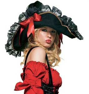 mujer con disfraz de pirata