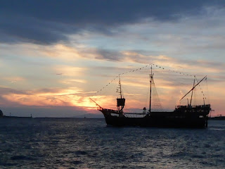 夕陽と遊覧船サンタマリア