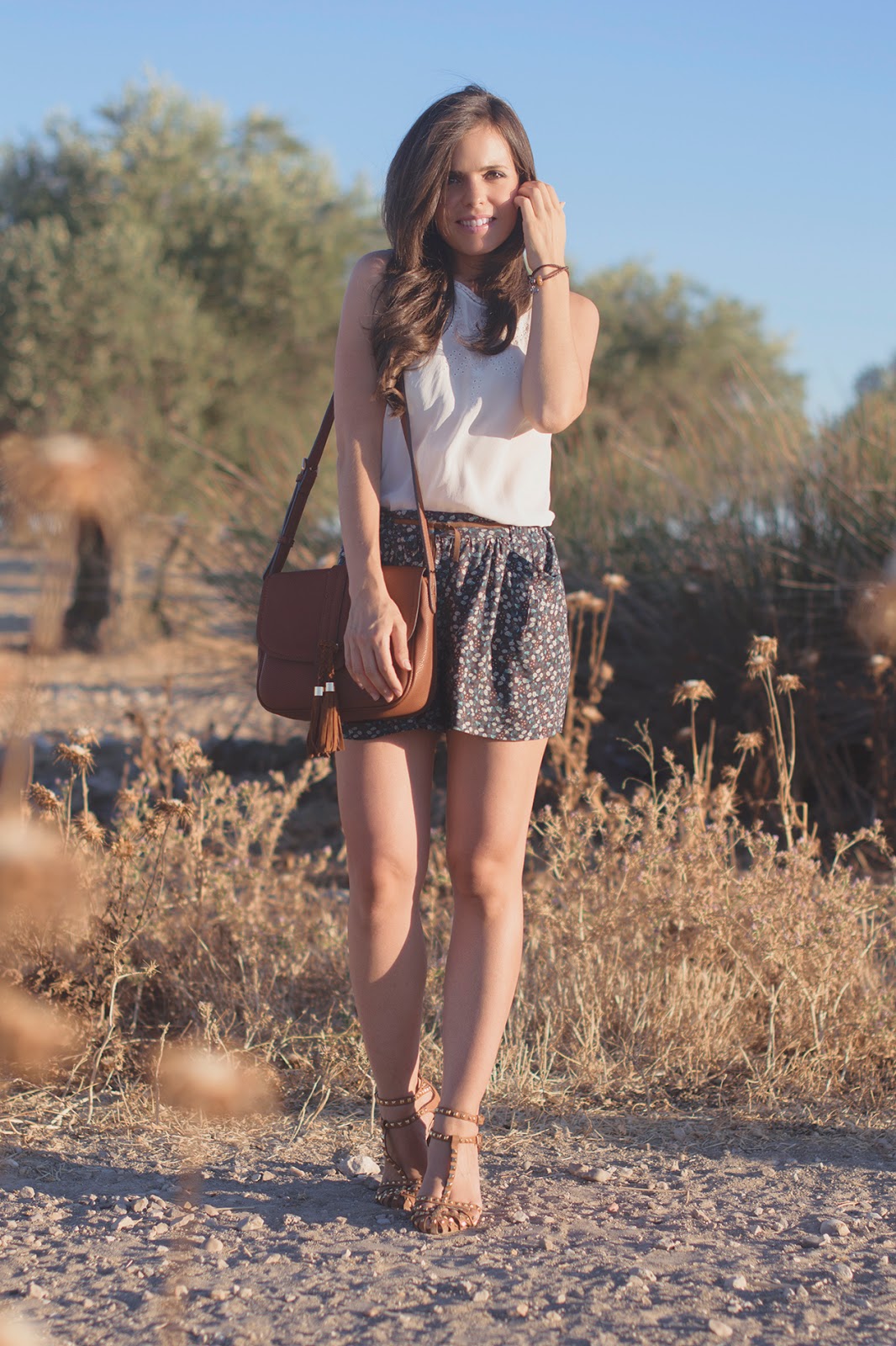 Look casual boho con shorts de flores de Zara y complementos en camel