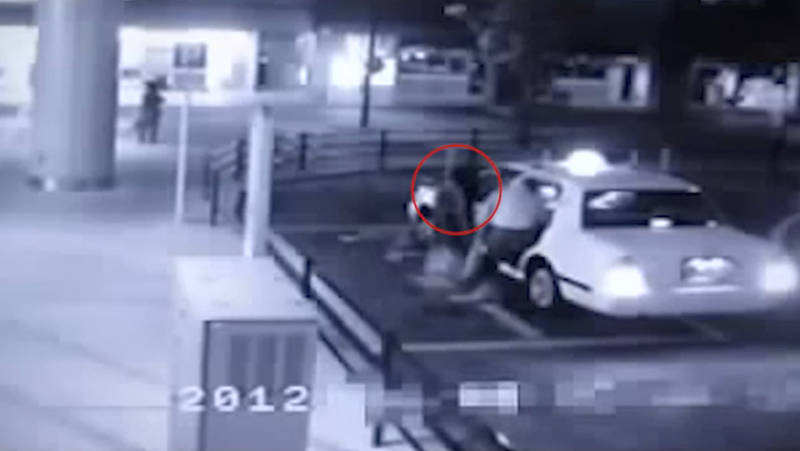 Video, Ένα κορίτσι φάντασμα μπαίνει σε ενα ταξί μαζί με τον επιβάτη! Video, Ένα κορίτσι φάντασμα μπαίνει σε ενα ταξί μαζί με τον επιβάτη!