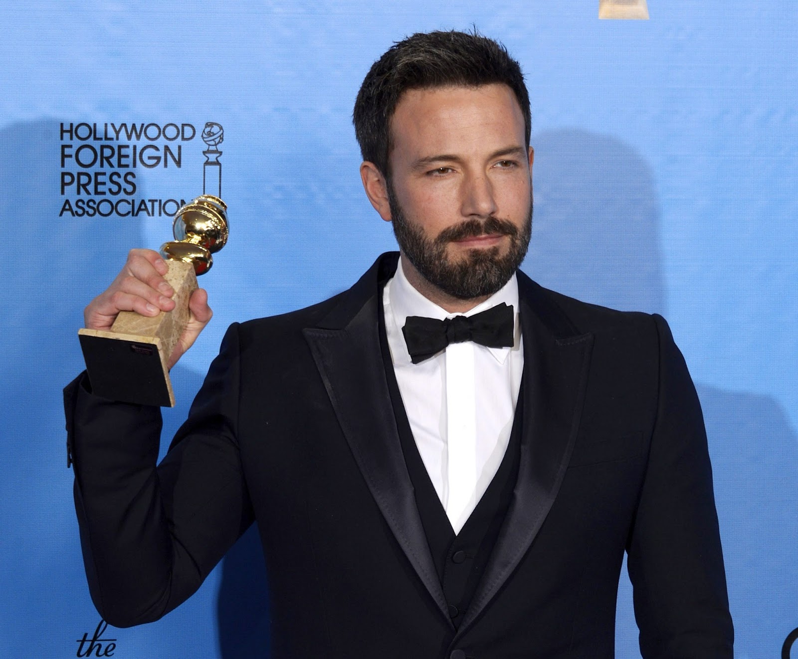 http://4.bp.blogspot.com/-nEBl8-tnC-k/UPOdh-ZnaEI/AAAAAAAAGtU/S-T5Xyh54j4/s1600/affleck-foto-ganador.jpg