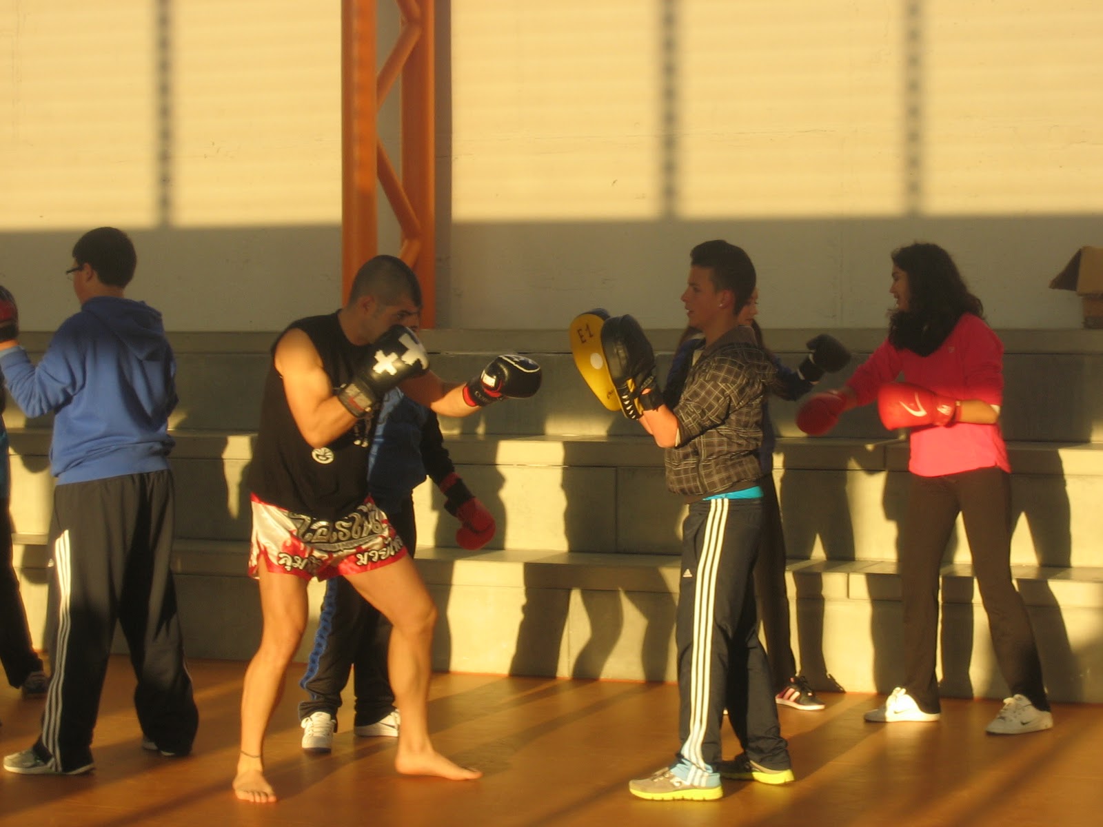 EDUCACIÓN FÍSICA DESCUBRIENDO EL KICKBOXING