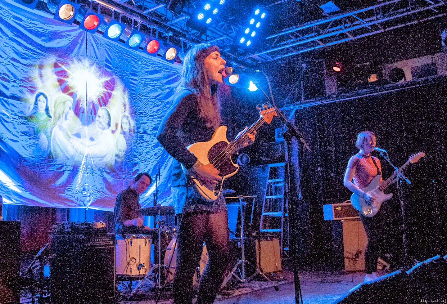 PHOTOS & SHOW REVIEW BLACK LIPS, THE COATHANGERS, & UNIVERSE PEOPLE PHOTOS & SHOW REVIEW BLACK LIPS, THE COATHANGERS, & UNIVERSE PEOPLE