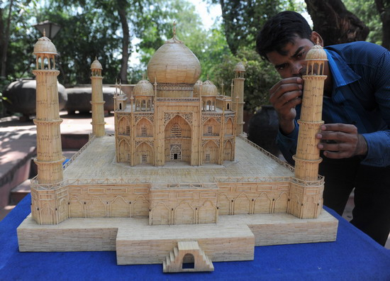 فنان هندي يصنع نموذجاً لتاج محل من أعــواد الثقاب   Taj+Mahal+02