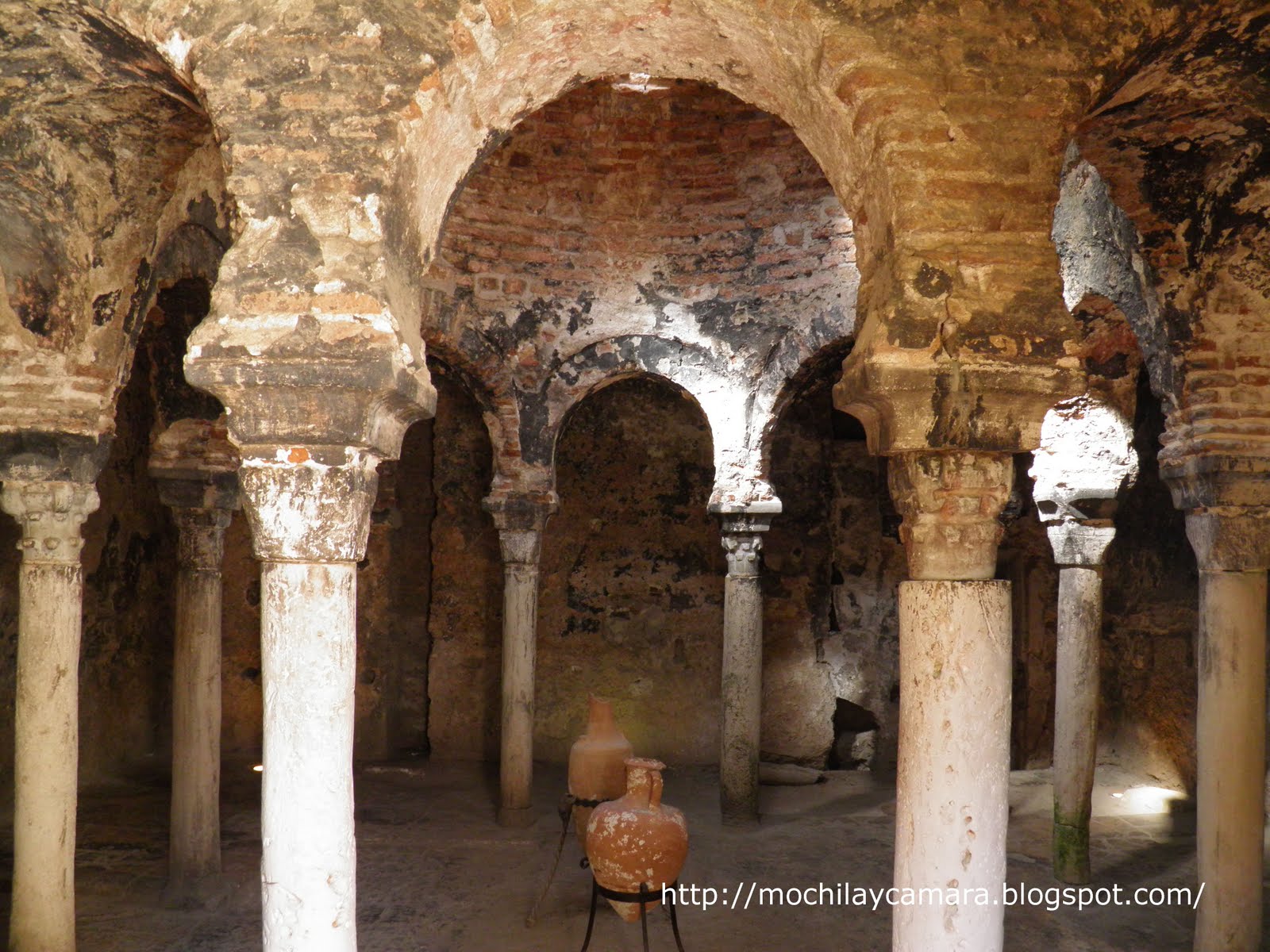 Mochila y Camara Los baños árabes de Palma de Mallorca