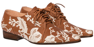Luiza Barcelos Inverno 2015 Coleção Singular sapato feminino modelo Oxford em couro com bordados Luiza Barcelos Inverno 2015 Coleção Singular sapato feminino modelo Oxford em couro com bordados