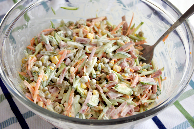 Салат с колбасой и огурцами