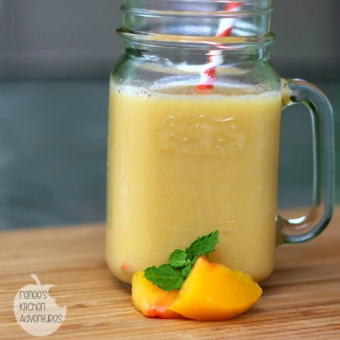 Refreshing Fuzzy Navel Smoothie: virgin and non-virgin options #smoothie