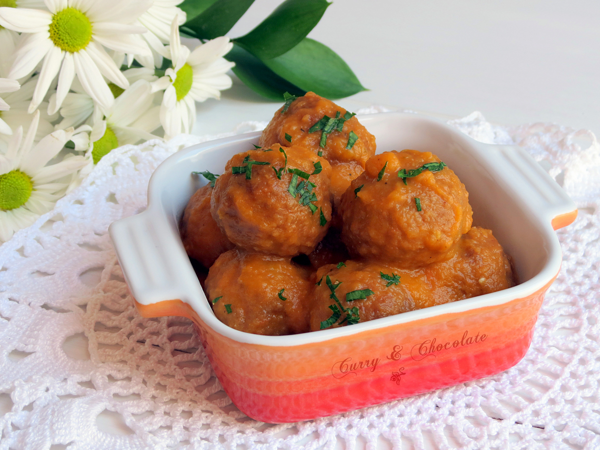 Albóndigas con salsa de tomate casera – Meatballs with tomato sauce Albóndigas con salsa de tomate casera – Meatballs with tomato sauce