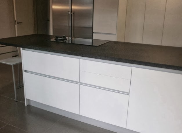 Granito negro y cocina blanca: sobria y actual cocinas con estilo