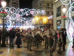 Groupes folkloriques défilant dans les rues de Malaga