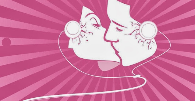 Casal usando fones de ouvido se beijando
