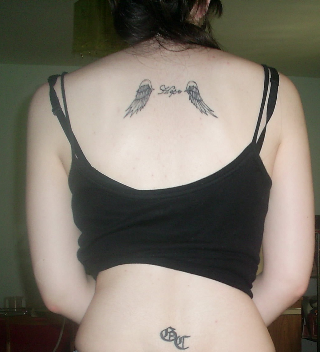 http://4.bp.blogspot.com/-nMFAQ6UzM6U/Tk_-nHr-75I/AAAAAAAAJhw/UiXTfU2I0p4/s1600/nicole-richie-fan-wing-tattoo.jpg